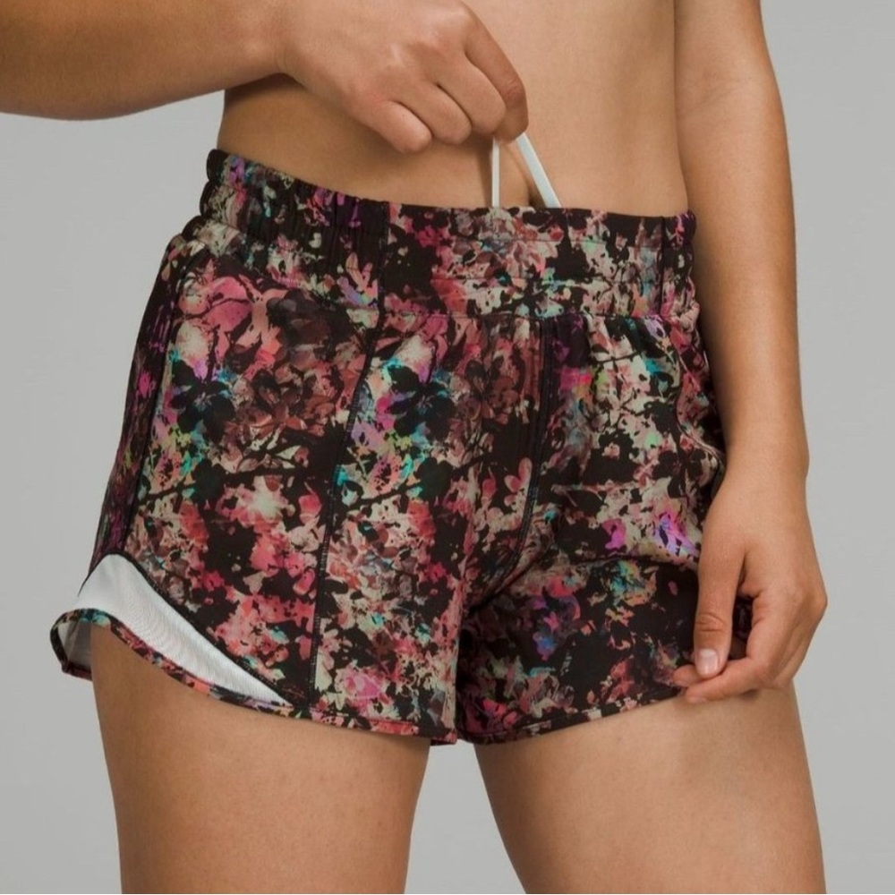 NWT Lululemon Hotty Hot Low Rise Short 4" Lined Size 4